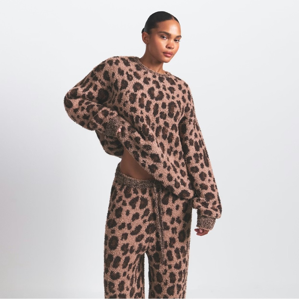 SKIMS Cozy Oversized Crewneck Pullover - Sienna Leopard Print - Picture 4 of 7